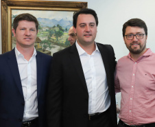 O governador Carlos Massa Ratinho Junior afirmou nesta terça-feira (25), no Palácio Iguaçu, durante o lançamento oficial do Conselho Gestor da Erva-Mate (Cogemate), que o Estado vai incentivar o desenvolvimento do cultivo da erva-mate e que o produto pode ser o propulsor de diversas iniciativas da gestão, como incentivo ao turismo, geração de emprego e industrialização da cadeia de alimentos.Foto: Rodrigo Felix Leal/ANPr