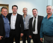O governador Carlos Massa Ratinho Junior afirmou nesta terça-feira (25), no Palácio Iguaçu, durante o lançamento oficial do Conselho Gestor da Erva-Mate (Cogemate), que o Estado vai incentivar o desenvolvimento do cultivo da erva-mate e que o produto pode ser o propulsor de diversas iniciativas da gestão, como incentivo ao turismo, geração de emprego e industrialização da cadeia de alimentos.Foto: Rodrigo Felix Leal/ANPr