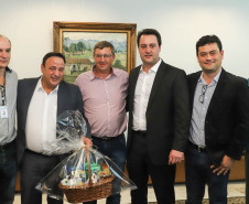 O governador Carlos Massa Ratinho Junior afirmou nesta terça-feira (25), no Palácio Iguaçu, durante o lançamento oficial do Conselho Gestor da Erva-Mate (Cogemate), que o Estado vai incentivar o desenvolvimento do cultivo da erva-mate e que o produto pode ser o propulsor de diversas iniciativas da gestão, como incentivo ao turismo, geração de emprego e industrialização da cadeia de alimentos.Foto: Rodrigo Felix Leal/ANPr