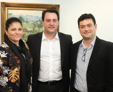 O governador Carlos Massa Ratinho Junior afirmou nesta terça-feira (25), no Palácio Iguaçu, durante o lançamento oficial do Conselho Gestor da Erva-Mate (Cogemate), que o Estado vai incentivar o desenvolvimento do cultivo da erva-mate e que o produto pode ser o propulsor de diversas iniciativas da gestão, como incentivo ao turismo, geração de emprego e industrialização da cadeia de alimentos.Foto: Rodrigo Felix Leal/ANPr