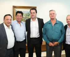 O governador Carlos Massa Ratinho Junior afirmou nesta terça-feira (25), no Palácio Iguaçu, durante o lançamento oficial do Conselho Gestor da Erva-Mate (Cogemate), que o Estado vai incentivar o desenvolvimento do cultivo da erva-mate e que o produto pode ser o propulsor de diversas iniciativas da gestão, como incentivo ao turismo, geração de emprego e industrialização da cadeia de alimentos.Foto: Rodrigo Felix Leal/ANPr