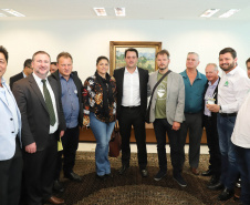 O governador Carlos Massa Ratinho Junior afirmou nesta terça-feira (25), no Palácio Iguaçu, durante o lançamento oficial do Conselho Gestor da Erva-Mate (Cogemate), que o Estado vai incentivar o desenvolvimento do cultivo da erva-mate e que o produto pode ser o propulsor de diversas iniciativas da gestão, como incentivo ao turismo, geração de emprego e industrialização da cadeia de alimentos.Foto: Rodrigo Felix Leal/ANPr