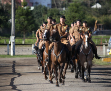O governador Carlos Massa Ratinho Junior e o presidente em exercício Hamilton Mourão receberam nesta sexta-feira (28) a medalha Heróis da Cavalaria, da Polícia Montada Coronel Dulcídio. A condecoração foi entregue na cerimônia, em Curitiba, que comemora os 140 anos do regimento, que é a unidade mais antiga da Polícia Militar do Paraná.  -  Curitiba, 28/06/2019  -  Foto: José Fernando Ogura/ANPr