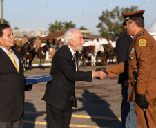 O governador Carlos Massa Ratinho Junior e o presidente em exercício Hamilton Mourão receberam nesta sexta-feira (28) a medalha Heróis da Cavalaria, da Polícia Montada Coronel Dulcídio. A condecoração foi entregue na cerimônia, em Curitiba, que comemora os 140 anos do regimento, que é a unidade mais antiga da Polícia Militar do Paraná.  -  Curitiba, 28/06/2019  -  Foto: José Fernando Ogura/ANPr