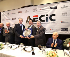 O governador Carlos Massa Ratinho Junior recebe de Nelson Hubner, presidente da AECIC, o título de Personalidade AECIC 2019.N/F: Nelson Hubner, presidente AECIC \; governador Ratinho Junior e  João Casilo, vice-presidente da AECIC.Curitiba, 01-07-19.Foto: Arnaldo Alves / ANPr.