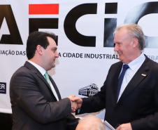 O governador Carlos Massa Ratinho Junior recebe de Nelson Hubner, presidente da AECIC, o título de Personalidade AECIC 2019.Curitiba, 01-07-19.Foto: Rodrigo Félix Leal/ANPr