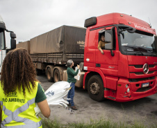 A empresa pública Portos do Paraná retomou o projeto Porto em Ação, que leva serviços gratuitos aos caminhoneiros que esperam no Pátio de Triagem do Porto de Paranaguá e passa a acontecer toda primeira segunda-feira do mês. Foto: Claudio Neves/Portos do Paraná