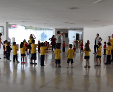 O Museu Oscar Niemeyer preparou para esta primeira quarta-feira de julho (03) uma programação especial aos visitantes. Haverá oficina livre de desenho com carvão, liderada pela equipe do Educativo.  -  Curitiba, 02/06/2019