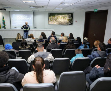 O Porto de Paranaguá retomou a recepção de grupos para palestra e visitação ao cais nos fins de semana. Os alunos do Colégio Estadual Júlio Mesquita, de Curitiba, foram os primeiros a participar das atividades neste sábado (6). Os 42 estudantes do curso técnico em Logística conheceram mais sobre a atividade portuária e aproveitaram o dia na cidade.  -  Paranaguá, 06/07/2019  -  Foto: Divulgação Portos do Paraná
