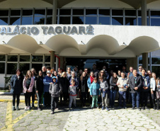 O Porto de Paranaguá retomou a recepção de grupos para palestra e visitação ao cais nos fins de semana. Os alunos do Colégio Estadual Júlio Mesquita, de Curitiba, foram os primeiros a participar das atividades neste sábado (6). Os 42 estudantes do curso técnico em Logística conheceram mais sobre a atividade portuária e aproveitaram o dia na cidade.  -  Paranaguá, 06/07/2019  -  Foto: Divulgação Portos do Paraná