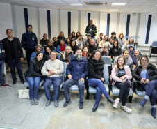 O Porto de Paranaguá retomou a recepção de grupos para palestra e visitação ao cais nos fins de semana. Os alunos do Colégio Estadual Júlio Mesquita, de Curitiba, foram os primeiros a participar das atividades neste sábado (6). Os 42 estudantes do curso técnico em Logística conheceram mais sobre a atividade portuária e aproveitaram o dia na cidade.  -  Paranaguá, 06/07/2019  -  Foto: Divulgação Portos do Paraná