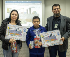 Os dez alunos vencedores do concurso de desenhos e frases do programa Porto Escola fizeram uma visita especial ao Porto de Paranaguá nesta quarta-feira (10). Os estudantes e professores ganharam um passeio de barco, kits de desenho e um quadro com a composição vencedora. A oitava edição do concurso reuniu trabalhos de 824 estudantes do 5º ano do ensino fundamental, matriculados na rede pública de ensino. Foto: Claudio Neves/Portos do Paraná