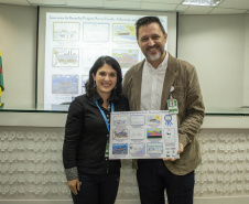 Os dez alunos vencedores do concurso de desenhos e frases do programa Porto Escola fizeram uma visita especial ao Porto de Paranaguá nesta quarta-feira (10). Os estudantes e professores ganharam um passeio de barco, kits de desenho e um quadro com a composição vencedora. A oitava edição do concurso reuniu trabalhos de 824 estudantes do 5º ano do ensino fundamental, matriculados na rede pública de ensino. Foto: Claudio Neves/Portos do Paraná