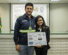 Os dez alunos vencedores do concurso de desenhos e frases do programa Porto Escola fizeram uma visita especial ao Porto de Paranaguá nesta quarta-feira (10). Os estudantes e professores ganharam um passeio de barco, kits de desenho e um quadro com a composição vencedora. A oitava edição do concurso reuniu trabalhos de 824 estudantes do 5º ano do ensino fundamental, matriculados na rede pública de ensino. Foto: Claudio Neves/Portos do Paraná