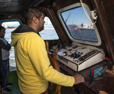 Os dez alunos vencedores do concurso de desenhos e frases do programa Porto Escola fizeram uma visita especial ao Porto de Paranaguá nesta quarta-feira (10). Os estudantes e professores ganharam um passeio de barco, kits de desenho e um quadro com a composição vencedora. A oitava edição do concurso reuniu trabalhos de 824 estudantes do 5º ano do ensino fundamental, matriculados na rede pública de ensino. Foto: Claudio Neves/Portos do Paraná