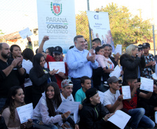 Os participantes da primeira turma dos cursos de capacitação pessoal e profissional do bairro Cajuru, em Curitiba, receberam nesta quinta-feira (11/07) certificação pela conclusão do curso na área Administrativa. Foram capacitados 43 participantes.  Foto: Divulgação/SEJUF