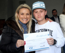 Os participantes da primeira turma dos cursos de capacitação pessoal e profissional do bairro Cajuru, em Curitiba, receberam nesta quinta-feira (11/07) certificação pela conclusão do curso na área Administrativa. Foram capacitados 43 participantes.  Foto: Divulgação/SEJUF