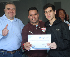 Os participantes da primeira turma dos cursos de capacitação pessoal e profissional do bairro Cajuru, em Curitiba, receberam nesta quinta-feira (11/07) certificação pela conclusão do curso na área Administrativa. Foram capacitados 43 participantes.  Foto: Divulgação/SEJUF