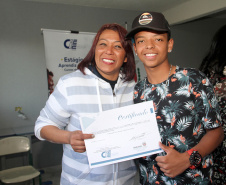 Os participantes da primeira turma dos cursos de capacitação pessoal e profissional do bairro Cajuru, em Curitiba, receberam nesta quinta-feira (11/07) certificação pela conclusão do curso na área Administrativa. Foram capacitados 43 participantes.  Foto: Divulgação/SEJUF