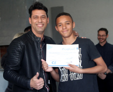 Os participantes da primeira turma dos cursos de capacitação pessoal e profissional do bairro Cajuru, em Curitiba, receberam nesta quinta-feira (11/07) certificação pela conclusão do curso na área Administrativa. Foram capacitados 43 participantes.  Foto: Divulgação/SEJUF