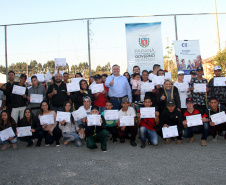 Os participantes da primeira turma dos cursos de capacitação pessoal e profissional do bairro Cajuru, em Curitiba, receberam nesta quinta-feira (11/07) certificação pela conclusão do curso na área Administrativa. Foram capacitados 43 participantes.  Foto: Divulgação/SEJUF