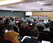 
A Coordenação da Região Metropolitana de Curitiba (Comec), realizou, na tarde desta quinta-feira (11), o seminário  "Ruas do Futuro: O papel das vias na qualidade de vida de uma cidade". 
A abertura foi realizada pelo presidente da Comec, Gilson Santos, que destacou, durante sua fala, a importância do debate para o planejamento das cidades. Foto: Divulgação/COMEC