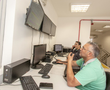 O Corredor de Exportação do Porto de Paranaguá opera em novo painel central. A sala de comando, que controla as esteiras que transportam a carga dos armazéns interligados até os carregadores de navio, ficou mais ampla, segura erarejada. Foto: Claudio Neves/Portos do Paraná