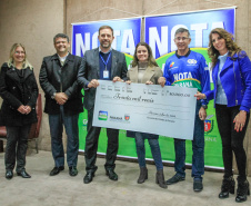 Todas de Curitiba e todas mulheres. São da Capital as três felizes ganhadoras dos prêmios do Nota Paraná deste mês de julho. Os cheques, de R$ 50 mil, R$ 30 mil e R$ 20 mil, foram entregues nesta quinta-feira (18) às três moradoras de Curitiba dos bairros Mossunguê, Hugo Lange e Campo Comprido.Foto: Valdelino Pontes