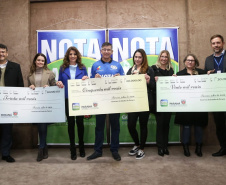 Todas de Curitiba e todas mulheres. São da Capital as três felizes ganhadoras dos prêmios do Nota Paraná deste mês de julho. Os cheques, de R$ 50 mil, R$ 30 mil e R$ 20 mil, foram entregues nesta quinta-feira (18) às três moradoras de Curitiba dos bairros Mossunguê, Hugo Lange e Campo Comprido. Foto: Gilson Abreu/ANPr