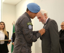 O governador em exercício Darci Piana foi escolhido pelo Instituto Boina Azul, do Rio Grande do Sul, para representar o Paraná na homenagem à Segurança Pública do Estado. A solenidade de entrega da Medalha de Grau Cavaleiro ocorreu nesta quinta-feira (18) no salão de atos do Palácio Iguaçu. Foto: José Fernando Ogura/ANPr