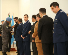 O governador em exercício Darci Piana foi escolhido pelo Instituto Boina Azul, do Rio Grande do Sul, para representar o Paraná na homenagem à Segurança Pública do Estado. A solenidade de entrega da Medalha de Grau Cavaleiro ocorreu nesta quinta-feira (18) no salão de atos do Palácio Iguaçu. Foto: José Fernando Ogura/ANPr