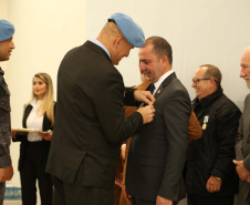 O governador em exercício Darci Piana foi escolhido pelo Instituto Boina Azul, do Rio Grande do Sul, para representar o Paraná na homenagem à Segurança Pública do Estado. A solenidade de entrega da Medalha de Grau Cavaleiro ocorreu nesta quinta-feira (18) no salão de atos do Palácio Iguaçu. Foto: José Fernando Ogura/ANPr