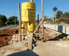 O Departamento de Estradas de Rodagem do Paraná (DER-PR) está investindo R$ 40 milhões em obras de rodovias da Região Metropolitana de Curitiba. Estão em andamento a duplicação da PR-417, no trecho entre Curitiba e Colombo, que também contará com novos viadutos, e a pavimentação com paver da PR-092, no município de Doutor Ulysses. Foto: Divulgação/DER