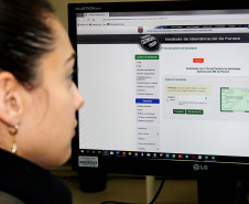 A Polícia Civil do Paraná (PCPR) emitiu 408% mais carteiras de identidade, na modalidade 2ª via rápida, nos primeiros seis meses deste ano, em relação ao mesmo período de 2018. Enquanto de janeiro a junho do ano passado foram confeccionados 14.665 documentos solicitados pela internet, em 2019 foram emitidos 74.485. Foto: DivulgaçãoPCPR