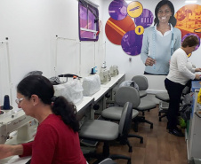O bairro Cajuru, de Curitiba, e os municípios de Chopinzinho, Jandaia do Sul, Realeza, Reserva, Tibagi, Cambará e Jaguariaíva já estão recebendo, neste mês de julho, o Programa Carretas do Conhecimento. Realizado pelo Governo do Paraná, por meio da Secretaria da Justiça, Família e Trabalho; a Volkswagen e o Senai Paraná, o programa oferece cursos de qualificação profissional de forma gratuita para a população paranaense. Foto: Divulgação/SEJUF