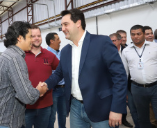 O governador Carlos Massa Ratinho Junior participou nesta terça-feira (23), em Cascavel, do evento de certificação SISBI (Sistema Brasileiro de Inspeção de Produtos de Origem Animal) para a Granja Refem, que desenvolve um projeto pioneiro no Estado de produção de ovos a partir da criação de galinhas sem gaiola .Foto: Arnaldo Alves / ANPr.
