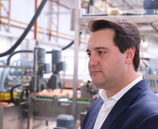 O governador Carlos Massa Ratinho Junior participou nesta terça-feira (23), em Cascavel, do evento de certificação SISBI (Sistema Brasileiro de Inspeção de Produtos de Origem Animal) para a Granja Refem, que desenvolve um projeto pioneiro no Estado de produção de ovos a partir da criação de galinhas sem gaiola. Foto: Rodrigo Felix Leal/ANPr