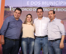 A primeira usina do Brasil de produção de biogás a partir do tratamento dos dejetos de suínos começou a funcionar no Paraná nesta quarta-feira (24), em Entre Rios do Oeste, na Região Oeste do Estado. O governador Carlos Massa Ratinho Junior inaugurou a unidade geradora cuja capacidade total é de 480 KW, transformando por dia 215 toneladas de um agente poluidor em energia limpa. Foto: José fernando Ogura/ANPr