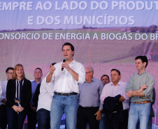A primeira usina do Brasil de produção de biogás a partir do tratamento dos dejetos de suínos começou a funcionar no Paraná nesta quarta-feira (24), em Entre Rios do Oeste, na Região Oeste do Estado. O governador Carlos Massa Ratinho Junior inaugurou a unidade geradora cuja capacidade total é de 480 KW, transformando por dia 215 toneladas de um agente poluidor em energia limpa.  Foto: Rodrigo Felix Leal/ANPr