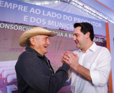 A primeira usina do Brasil de produção de biogás a partir do tratamento dos dejetos de suínos começou a funcionar no Paraná nesta quarta-feira (24), em Entre Rios do Oeste, na Região Oeste do Estado. O governador Carlos Massa Ratinho Junior inaugurou a unidade geradora cuja capacidade total é de 480 KW, transformando por dia 215 toneladas de um agente poluidor em energia limpa.  Foto: Rodrigo Felix Leal/ANPr