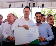 Pavimentação de ruas, melhoria em quadras poliesportivas, revitalização de praça, construção de barracões industriais e compra de equipamentos rodoviários são os principais investimentos que 15 municípios da região Norte do Paraná farão com apoio do Governo do Estado