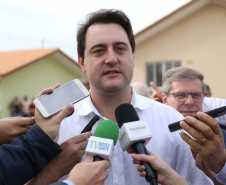 Quarenta e nove famílias de Prudentópolis, na região Centro-Sul do Paraná, receberam as chaves da casa própria nesta quinta-feira (25). As moradias foram entregues pelo governador Carlos Massa Ratinho Junior em evento com as famílias, com o prefeito Adelmo Luiz Klosowski, o presidente da Cohapar, Jorge Lange, e lideranças da região. Foto: José Fernando Ogura/ANPr