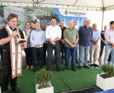 Quarenta e nove famílias de Prudentópolis, na região Centro-Sul do Paraná, receberam as chaves da casa própria nesta quinta-feira (25). As moradias foram entregues pelo governador Carlos Massa Ratinho Junior em evento com as famílias, com o prefeito Adelmo Luiz Klosowski, o presidente da Cohapar, Jorge Lange, e lideranças da região. Foto: José Fernando Ogura/ANPr