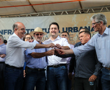 Investimentos do Governo do Estado reforçam o apoio à produção agrícola em Ivaiporã, no Vale do Ivaí (Norte do Paraná). Nesta quinta-feira (26) o governador Carlos Massa Ratinho Junior inaugurou obra de pavimentação de estrada rural e fez a entrega de equipamentos para agricultura, beneficiando 1.350 famílias. O volume de recursos chega a R$ 1,1 milhão.  Ivaiporã, 26/07/2019 -Foto: Geraldo Bubniak/ANPr