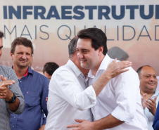 Investimentos do Governo do Estado reforçam o apoio à produção agrícola em Ivaiporã, no Vale do Ivaí (Norte do Paraná). Nesta quinta-feira (26) o governador Carlos Massa Ratinho Junior inaugurou obra de pavimentação de estrada rural e fez a entrega de equipamentos para agricultura, beneficiando 1.350 famílias. O volume de recursos chega a R$ 1,1 milhão. Foto: Rodrigo Felix Leal/ANPr