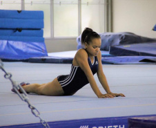 As ginastas paranaenses Carolyne Pedro e Thais Fidelis dos Santos conquistaram a medalha de bronze nos Jogos Pan-Americanos de Lima 2019. A conquista veio na disputa por equipes com a Seleção Brasileira Feminina de Ginástica Artística, que terminou com 158.550 pontos, ficando atrás somente dos Estados Unidos (171.000) e Canadá (160.600). A competição aconteceu no último sábado (27).
Foto: Beto Pacheco/Esporte Paraná