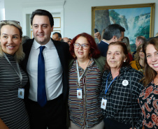 O governador Carlos Massa Ratinho Junior autorizou nesta terça-feira (30) o pagamento das progressões e promoções de carreira do Quadro Próprio do Poder Executivo (QPPE) e dos Servidores da Secretaria de Estado da Saúde (QPSS). A implantação dos avanços representa um investimento de R$ 30 milhões na folha do Estado.