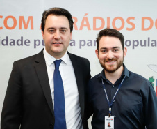 

A Copel renovou a parceria que mantém há 30 anos com a Associação das Emissoras de Radiodifusão do Paraná (Aerp) para a veiculação de mensagens de utilidade pública sobre fornecimento, geração e transmissão de energia. O convênio foi assinado nesta terça-feira (30), no Palácio Iguaçu, pelo governador Carlos Massa Ratinho Junior, o presidente da Copel, Daniel Pimentel Slaviero; o presidente da Aerp, Alexandre Barros, e o secretário da Comunicação Social e da Cultura, Hudson José.