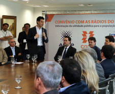 A Copel renovou a parceria que mantém há 30 anos com a Associação das Emissoras de Radiodifusão do Paraná (Aerp) para a veiculação de mensagens de utilidade pública sobre fornecimento, geração e transmissão de energia