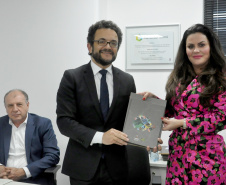 A Fomento Paraná é a mais nova instituição estadual a aderir aos Objetivos de Desenvolvimento Sustentável (ODS). O termo de compromisso foi assinado nesta terça (30) pelo diretor-presidente da instituição, Heraldo Neves, a vice-presidente do Conselho Estadual de Desenvolvimento Econômico e Social do Paraná (Cedes), Keli Guimarães, e o secretário de Estado do Desenvolvimento Urbano e Obras Públicas, João Carlos Ortega. fOTO: Divulgação/Fomento Paraná
